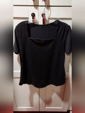 Black Women’s Short Sleeve Scoop Neck Top
